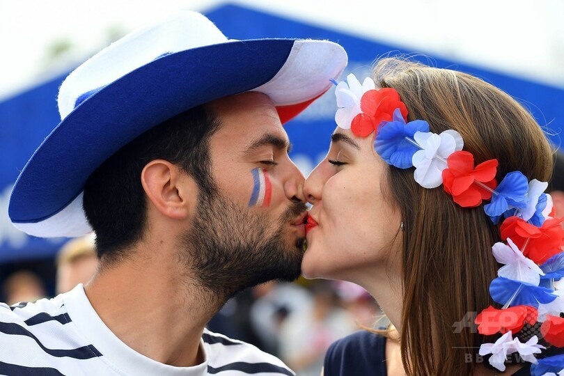 サッカー欧州選手権開幕 会場でキスする仏サポーター 写真4枚 国際ニュース Afpbb News