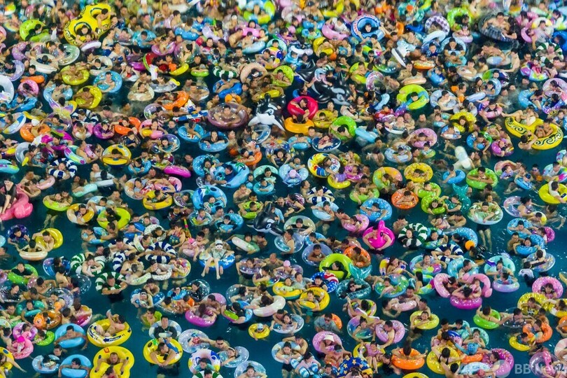 まるで点描画…プールを彩る人と花火 中国