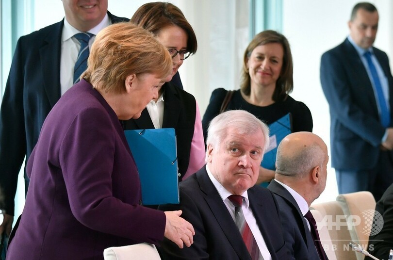 消える握手？ 新型コロナ流行で変わる世界の習慣 中国は「拱手」呼び掛け