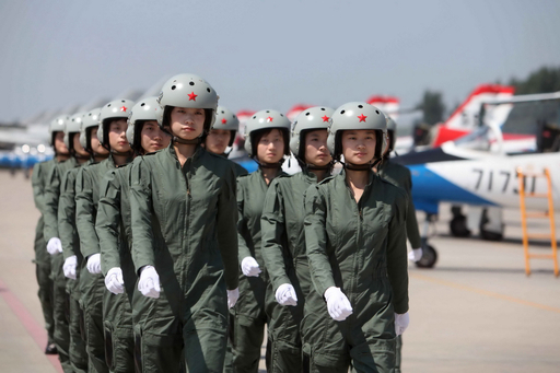 中国初の女性戦闘機パイロット、「レディース」用ヘルメット・制服に