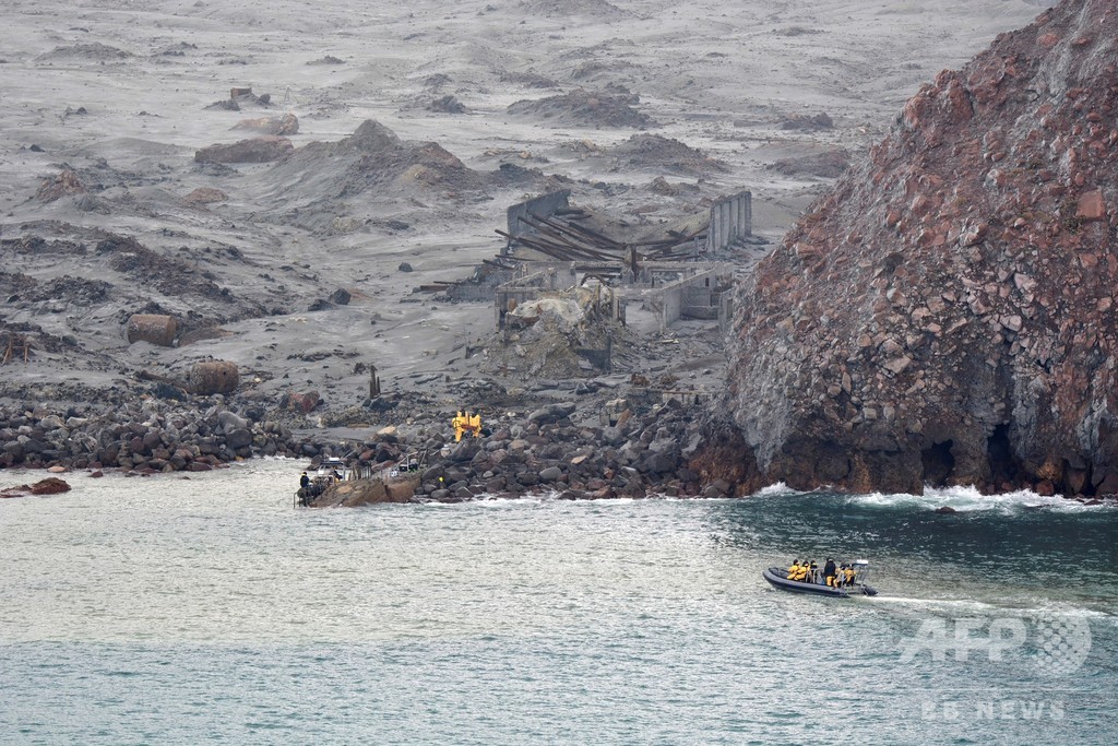 NZ火山噴火、行方不明者2人の捜索打ち切り NZ火山噴火、行方不明者2人の捜索打ち切り