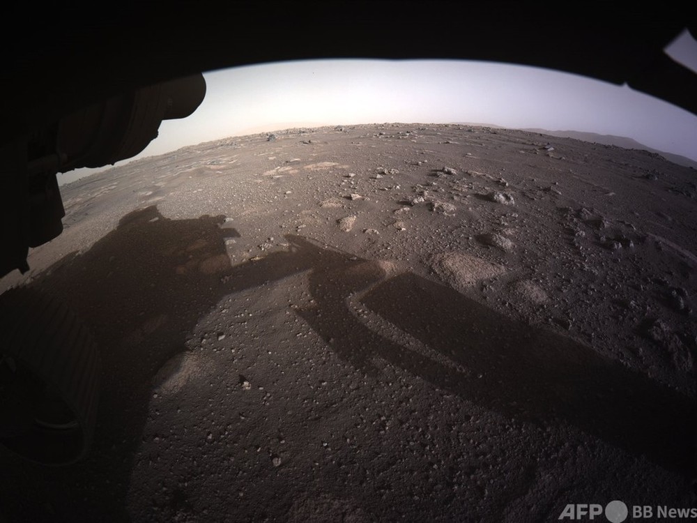 NASA、火星からの最新画像公開 地表や探査車降下の様子
