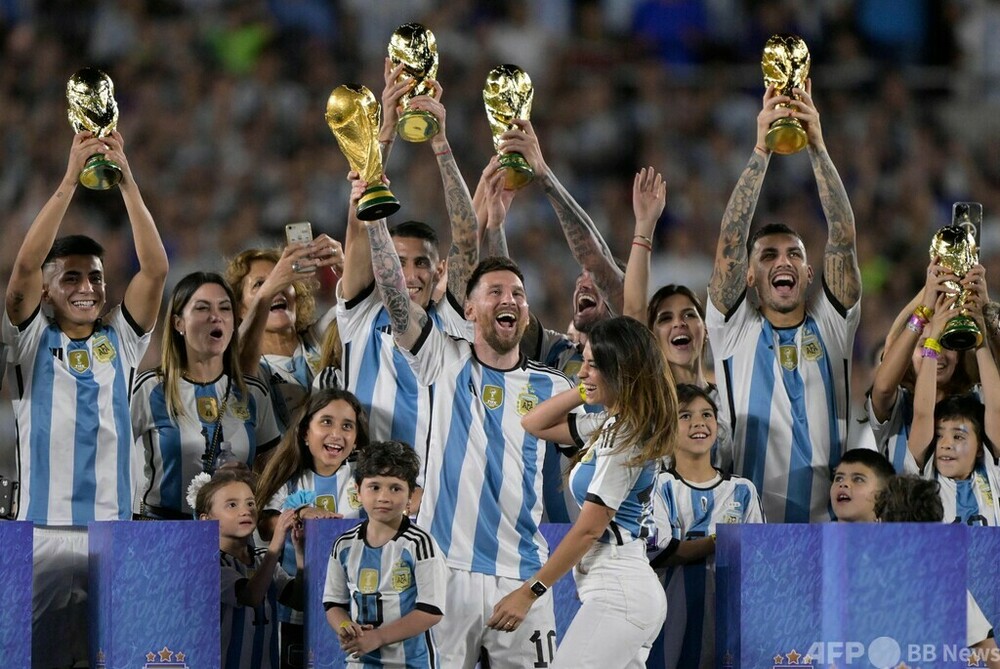 W杯王者アルゼンチン、メッシ弾で凱旋勝利 ファン8万人超が熱狂 写真18