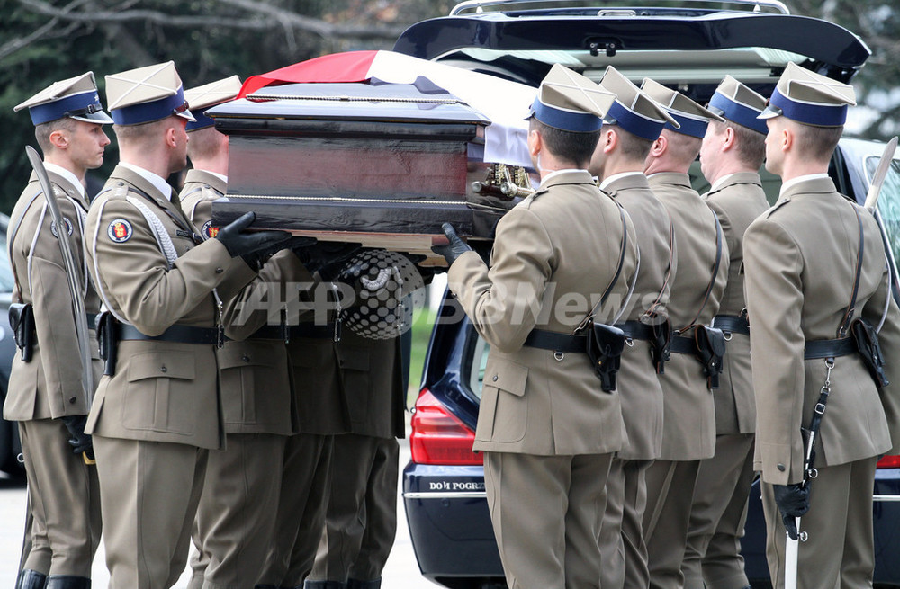 カチンスキ大統領の遺体 ポーランドに無言の帰国 写真16枚 国際ニュース Afpbb News