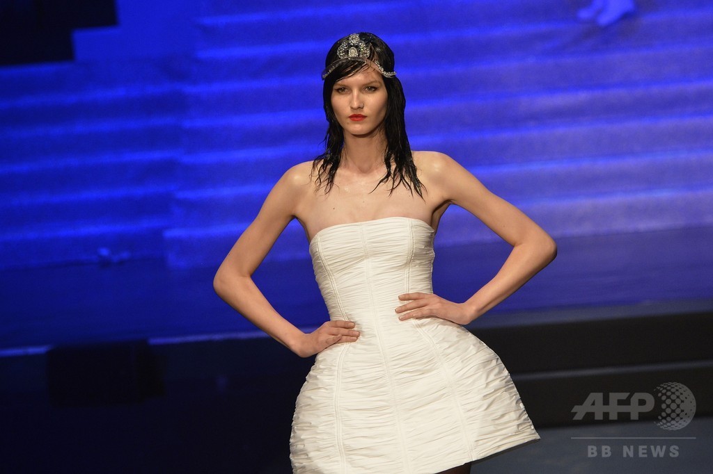 ラストショーはミスコン風の演出、「ジャンポール・ゴルチエ」15年春夏