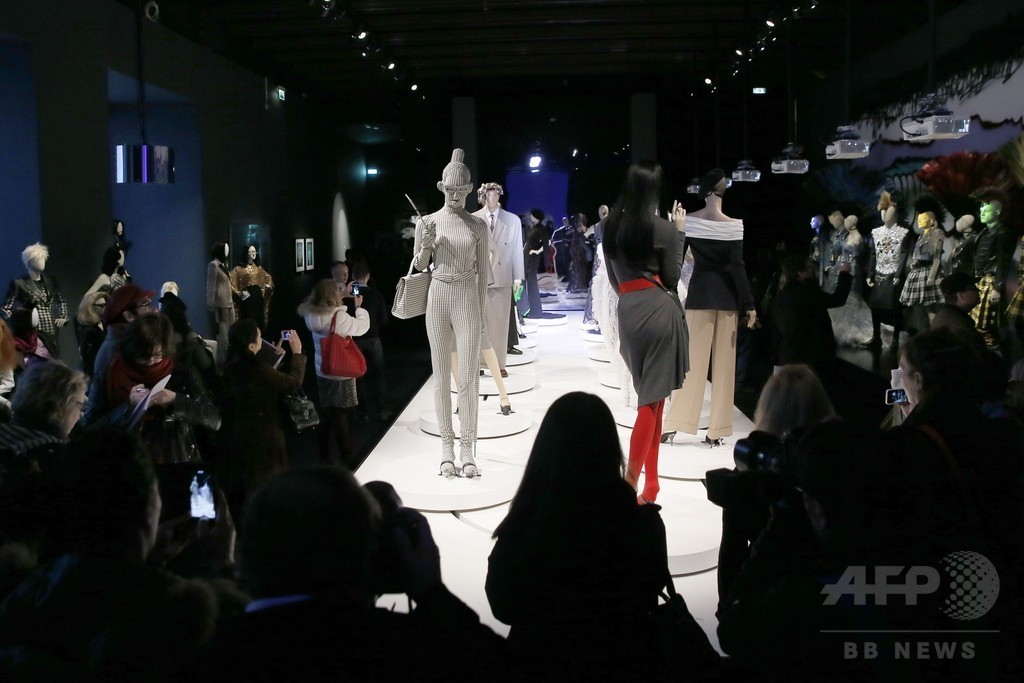 ゴルチエ回顧展、パリで開催 8月3日まで