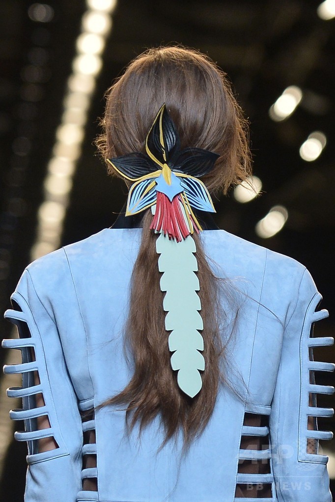 新本社から見えるローマの空をカラーパレットに、「フェンディ」15年春夏