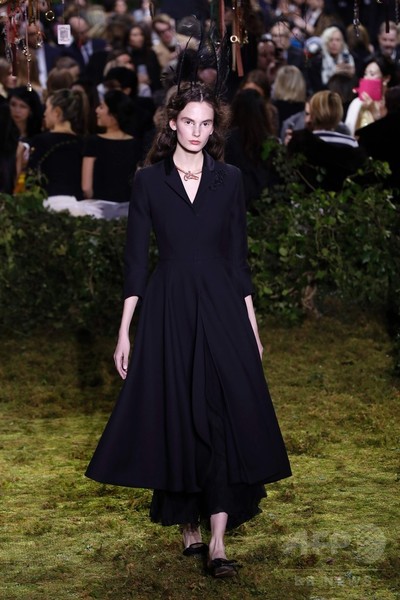 キウリによる初の「ディオール」オートクチュール、ファッション界から称賛