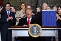 国防権限法に署名するドナルド・トランプ大統領と、後ろで見守る（前から2列目左から）マーク・エスパー米国防長官、メラニア夫人、マイク・ペンス副大統領、カレン夫人（2019年12月20日撮影）。(c)Nicholas Kamm / AFP
