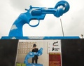 メキシコの都市ヌエボレオン州モンテレーで開催の「平和のための銃（Guns for Peace）」で展示された作品（2015年3月31日撮影）。(c)AFP/JULIO CESAR AGUILAR