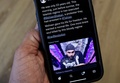 イランのモフセン・シェカリ死刑囚の死刑執行に関するツイッター投稿を表示した携帯電話（2022年12月8日撮影）。(c)AFP