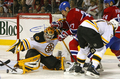 混戦の中ゴールを守るブルーインズのティム・トーマス（%%Tim Thomas%%、左）。(c)AFP/Getty Images/Dave Sandford