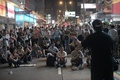 香港（Hong Kong）の旺角（Mongkok）地区で演説する民主派デモの参加者（2014年10月21日撮影）。(c)AFP/Nicolas ASFOURI