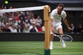 テニス、ウィンブルドン選手権、男子シングルス準々決勝。リターンを打つダニール・メドベージェフ（2024年7月9日撮影）。(c)HENRY NICHOLLS / AFP
