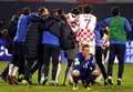 2014年サッカーW杯ブラジル大会（2014 World Cup）欧州予選プレーオフ第2戦、クロアチア対アイスランド。勝利を喜ぶクロアチアの選手（奥）と落胆した様子を見せるアイスランドのギルフィ・シグルズソン（Gylfi Sigurdsson、2013年11月19日撮影）。(c)AFP/STRINGER
