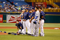 13MLB、タンパベイ・レイズ（Tampa Bay Rays）対カンザスシティ・ロイヤルズ（Kansas City Royals）。打球を受け、治療を受けるアレックス・コブ（Alex Cobb）を見送るタンパベイ・レイズの選手（2013年6月15日撮影）。(c)AFP/Getty Images/J. Meric