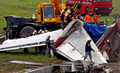 2007年9月17日、プーケット国際空港で着陸に失敗し炎上したタイ航空会社ワンツーゴー（One-Two-Go）旅客機の尾翼部分を重機で移動させる作業員たち。(c)AFP