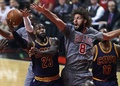 16-17NBA、シカゴ・ブルズ対クリーブランド・キャバリアーズ。得点を狙うクリーブランド・キャバリアーズのレブロン・ジェームズ（左、2016年12月2日撮影）。(c)AFP/Getty Images/Jonathan Daniel