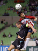 グアダラハラの%%Juan Ocampo%%（右）とヘディングで競り合うボルトンのケヴィン・デイヴィーズ（%%Kevin Davies%%）。(c)AFP/KIM JAE-HWAN