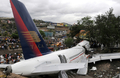 ホンジュラスの首都テグシガルパ（Tegucigalpa）のトンコンティン（Toncontin）空港で着陸に失敗したタカ（TACA）航空のエアバス（Airbus）A-320型旅客機。（2008年5月30日撮影）(c)AFP/Orlando SIERRA