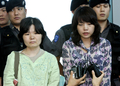 2007年8月17日、韓国の首都ソウル（Seoul）西方の仁川（Incheon）国際空港に到着直後、記者団の質問に答えるキム・ギョンジャ（Kim Kyung-Ja）さん（左）とキム・ジナ（Kim Gi-Na）さん（右）。(c)AFP/JEON YOUNG-HAN