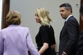 米バージニア州フェアファックス郡の裁判所で、評決言い渡しの後、弁護士を見やる米女優アンバー・ハードさん（中央、2022年6月1日撮影）。(c)EVELYN HOCKSTEIN / POOL / AFP