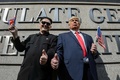 中国・香港の米国領事館前で、北朝鮮の金正恩朝鮮労働党委員長と米国のドナルド・トランプ大統領に扮（ふん）したハワードさん（左）とデニスさん（2017年1月25日撮影）。(c)AFP/Anthony WALLACE