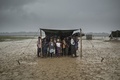 食料援助を待つロヒンギャ難民（2017年10月6日撮影）。(c)AFP/Fred Dufour

