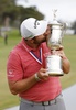 男子ゴルフ米国ツアーのメジャー第3戦、第121回全米オープン選手権最終日。トロフィーを手に優勝を喜ぶジョン・ラーム（2021年6月20日撮影）。(c)Ezra Shaw/Getty Images/ AFP