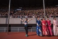 北朝鮮・平壌の金日成競技場で、平壌国際マラソンのスタートを前に写真撮影に応じる外国人出場者（2017年4月9日撮影）。(c)AFP/Ed JONES