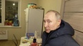 ウクライナ東部マリウポリの新興住宅地を訪問したロシアのウラジーミル・プーチン大統領。ロシア大統領府が公開した映像より（2023年3月19日公開）。(c)AFP PHOTO / HANDOUT / RUSSIAN PRESIDENTIAL PRESS OFFICE 