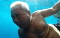 マレーシア・トレンガヌ（Terengganu）州セティウ（Setiu）で、魚の音を聞くため海に潜るハルン・ムハマド（Harun Muhammad）さん（2014年6月8日撮影）。(c)AFP/MANAN VATSYAYANA
