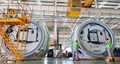 江蘇省連雲港経済技術開発区のある企業の工場で、風力発電機を組み立てる作業員（2023年7月27日撮影、資料写真）。(c)People’s Daily/耿玉和