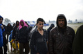 雨の中、食料の配給を待つ人の列。(c)AFP/Bulent Kilic