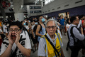 香港・東涌で、デモに参加する85歳の「ウォンおじいさん」（中央、2019年9月7日撮影）。(c)VIVEK PRAKASH / AFP
