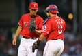 13MLBは24日、各地で試合が行われ、ダルビッシュ有（Yu Darvish）が先発したテキサス・レンジャーズ（Texas Rangers）は3-2でヒューストン・アストロズ（Houston Astros）に勝利し、ワイルドカード争いに踏みとどまった。

捕手のジオバニー・ソト（Geovany Soto、右）と言葉を交わすテキサス・レンジャーズのダルビッシュ有（2013年9月24日撮影）。(c)AFP/Getty Images/Ronald Martinez