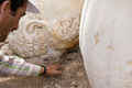 トルコ西部サガラッソス（Sagalassos）で、古代ローマ皇帝マルクス・アウレリウス（Marcus Aurelius、在位161-180年）の大理石像を掘り出す考古学者（2008年8月21日撮影）。(c)AFP/Salagassos Archaelogical Research Project (SARP)