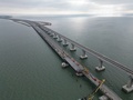 爆発により損傷したクリミア橋で行われる修復作業の航空写真。ロシア連邦道路局提供（2022年11月8日撮影）。(c)Handout / Russian federal road agency Rosavtodor / AFP