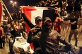 イラク・バグダッドのタハリール広場で、国旗を掲げて反政府デモに参加する人々（2019年10月24日撮影）。(c)AFP