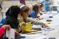 スウェーデンの首都ストックホルムの市役所で行われている開票作業（2022年9月14日撮影）。(c)Jonathan NACKSTRAND / AFP