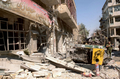内戦状態のシリアでは26日、1日で少なくとも305人が死亡。2011年3月にバッシャール・アサド（Bashar al-Assad）大統領に対する反体制運動が始まって以来の1年半で、1日の死者数としては最悪を記録した。

英国に拠点を置くシリア人権監視団（Syrian Observatory for Human Rights）が27日、AFPの電話取材に明らかにした。305人のうち199人が一般市民だという。

写真は、政府軍と反体制派との戦闘で破壊されたアレッポ（Aleppo）の通り（2012年9月24日撮影）。(c)AFP