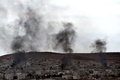シリア北部アインアルアラブ（Ain al-Arab、クルド名：コバニ、Kobane）から立ち上る煙（2014年10月16日撮影）。(c)AFP/ARIS MESSINIS