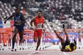 第17回世界陸上ドーハ大会、男子110メートルハードル決勝。転倒するジャマイカのオマー・マクリオド（右、2019年10月2日撮影）。(c)Jewel SAMAD / AFP
