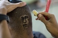 ブラジル・リオデジャネイロ（Rio de Janeiro）の理髪店で、後頭部にサッカー男子ブラジル代表のネイマール（Neymar da Silva Santos Junior）選手の肖像が施される男性（2014年6月27日撮影）。(c)AFP/YASUYOSHI CHIBA