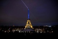 仏パリで、ロシアのウクライナ侵攻開始から1年を翌日に控え、ウクライナ国旗色にライトアップされたエッフェル塔（2023年2月23日撮影）。(c)Ludovic MARIN / AFP