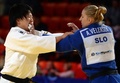 第33回世界柔道選手権、女子78キロ級。決勝でアナマリ・ベレンシェク（青）と対戦する梅木真美（2015年8月28日撮影）。(c)AFP/VASILY MAXIMOV