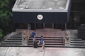 中国・四川省成都にある米総領事館内を歩く人々（2020年7月25日撮影）。(c)Noel Celis / AFP