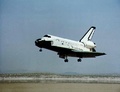 初飛行を終え、米カリフォルニア州のエドワーズ空軍基地に帰還したスペースシャトル「コロンビア」（1981年4月14日撮影）。(c)NASA / AFP
