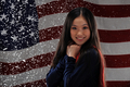 米テレビ局%%NBC%%と米国五輪委員会（%%US Olympic Committee%%、%%USOC%%）が12日、ロサンゼルス（Los Angeles）のスマッシュボックス・スタジオ（Smashbox Studios）でプロモーション用の写真撮影を行い、米国のフィギュアスケート選手などが参加した。写真はカメラに向けてポーズをとるキャロライン・ジャン（%%Caroline Zhang%%）。（2009年5月12日撮影）(c)AFP/Getty Images/Harry How
