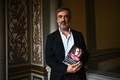 レオナルド・ダビンチの母親に関する新説を元に記した自著を持つカルロ・ベッチェ氏。イタリア・フィレンツェで（2023年3月14日撮影）。(c)MARCO BERTORELLO / AFP